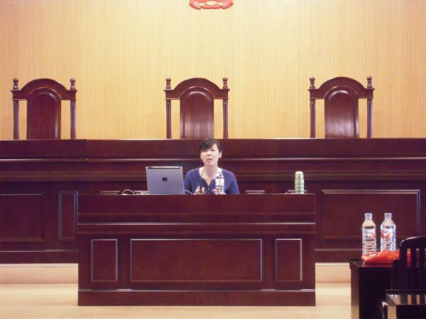 吴小英教授做《民诉法修正案》讲座.JPG